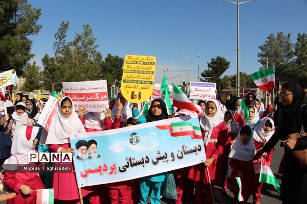 حضور پیشتازان دختر سازمان دانش‌آموزی در راهپیمایی 13آبان