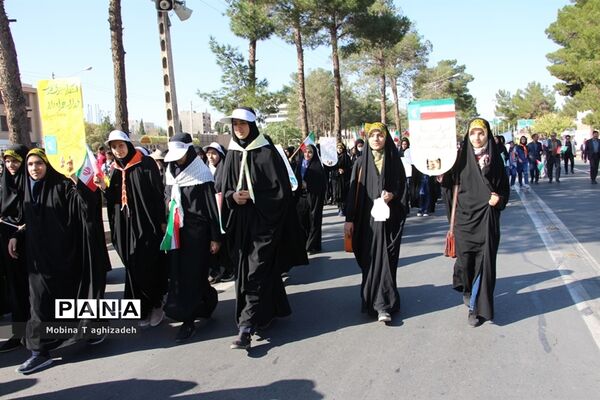 حضور پیشتازان دختر سازمان دانش‌آموزی در راهپیمایی 13آبان