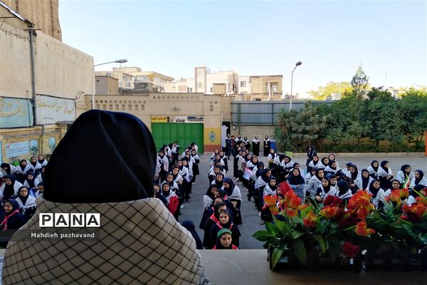 نواخته شدن زنگ استکبار ستیزی در هنرستان کیمیا ناحیه 4 شیراز