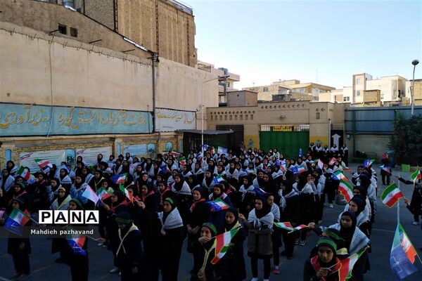 نواخته شدن زنگ استکبار ستیزی در هنرستان کیمیا ناحیه 4 شیراز