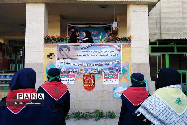 نواخته شدن زنگ استکبار ستیزی در هنرستان کیمیا ناحیه 4 شیراز