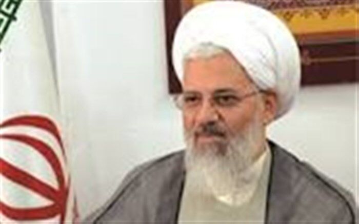 دولت آمریکا با سیاست‌های خصمانه‌ی خود سعی در استثمار و ضعیف کردن دولت‌ها دارد