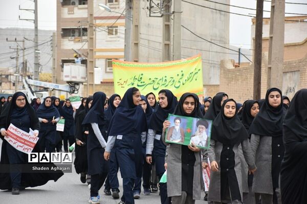 حضور پرشور دانش‌آموزان و فرهنگیان در راهپیمایی ۱۳ آبان شهرستان امیدیه