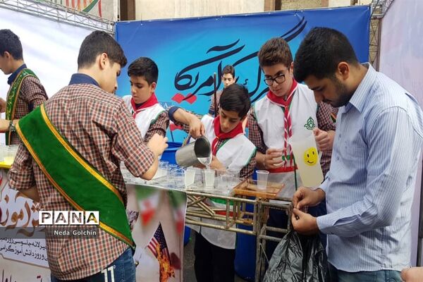 پذیرایی  پیشتازان ناحیه ۳ اهواز از راهپیمایان آیین ۱۳ آبان