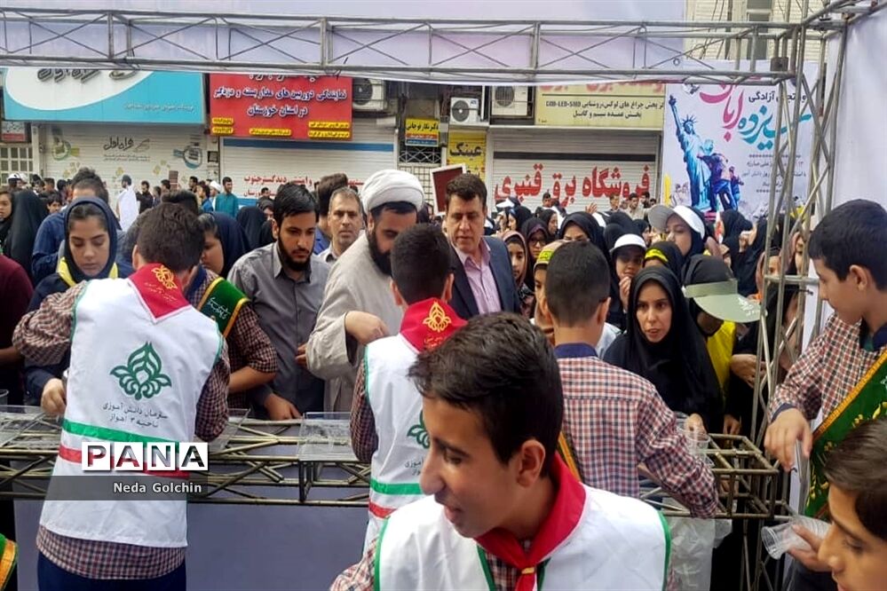 پذیرایی  پیشتازان ناحیه ۳ اهواز از راهپیمایان آیین ۱۳ آبان