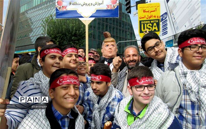 روز دانش آ‌موز در خیابان طالقانی