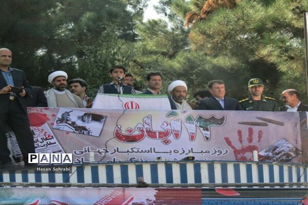 حضور پرشور دانش‌آموزان در راهپیمایی ١٣ آبان شهرستان نهاوند