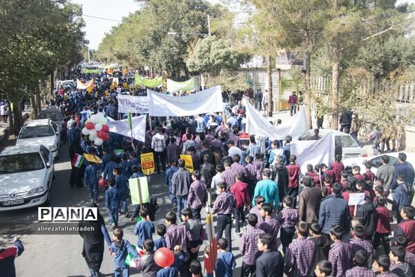 حضور پرشور دانش‌آموزان ابرکوه در راهپیمایی 13 آبان