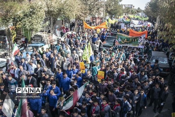 حضور پرشور دانش‌آموزان ابرکوه در راهپیمایی 13 آبان
