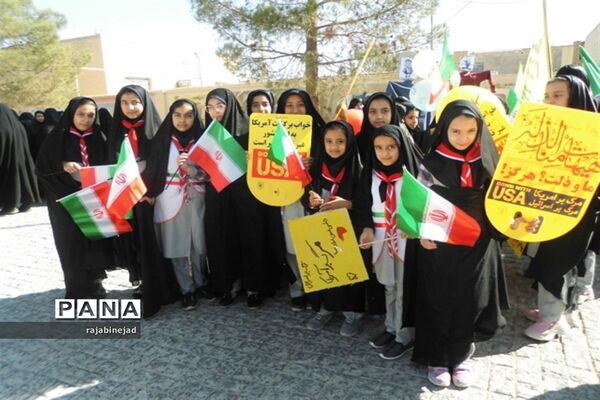 حضور پرشور دانش‌آموزان ابرکوه در راهپیمایی 13 آبان