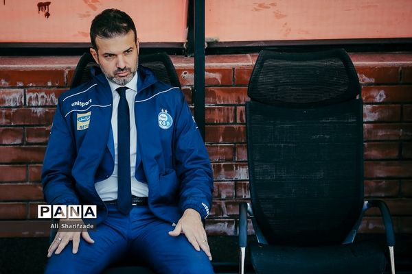 دیدار تیم‌های استقلال و صنعت نفت آبادان