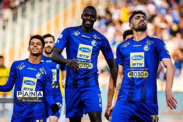 دیدار تیم‌های استقلال و صنعت نفت آبادان