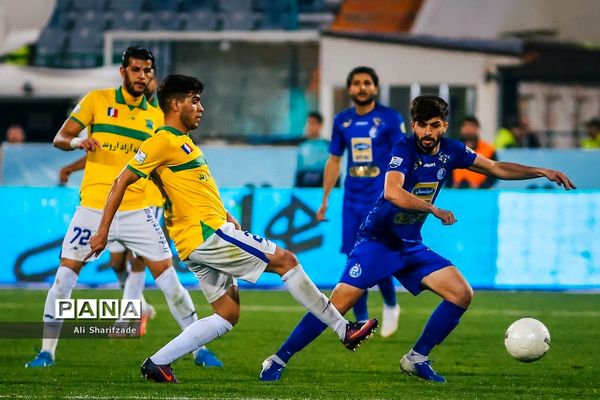 دیدار تیم‌های استقلال و صنعت نفت آبادان