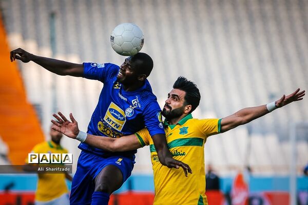 دیدار تیم‌های استقلال و صنعت نفت آبادان