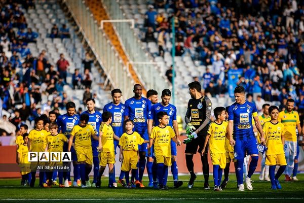 دیدار تیم‌های استقلال و صنعت نفت آبادان