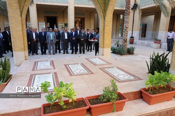 مراسم غبار روبی مزار شهدای گمنام به‌مناسبت روز کیش