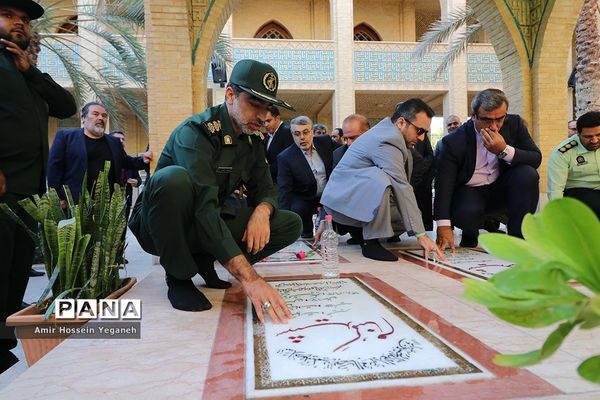 مراسم غبار روبی مزار شهدای گمنام به‌مناسبت روز کیش