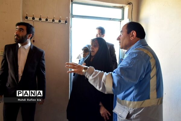 بازدید معاون رئیس جمهوری از مناطق زلزله زده سراب