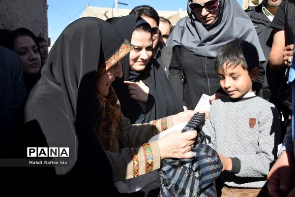 بازدید معاون رئیس جمهوری از مناطق زلزله زده سراب