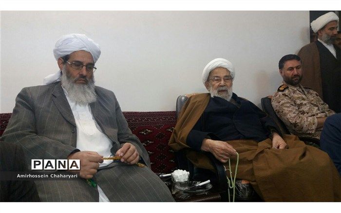 به همدیگر حسن ظن داریم و با نظر کفر به یکدیگر نگاه نمی کنیم