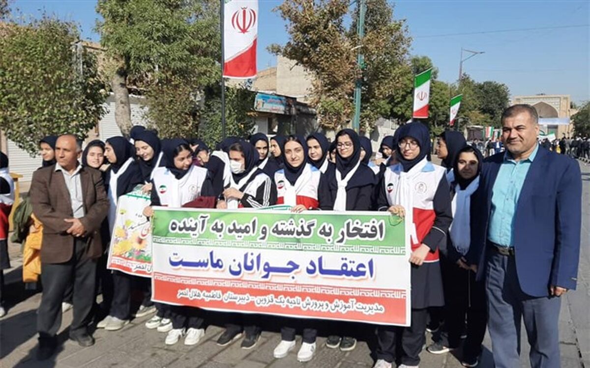 حضور پرشور پیشتازان پسر و دختر قزوین در راهپیمایی 13 آبان+تصاویر