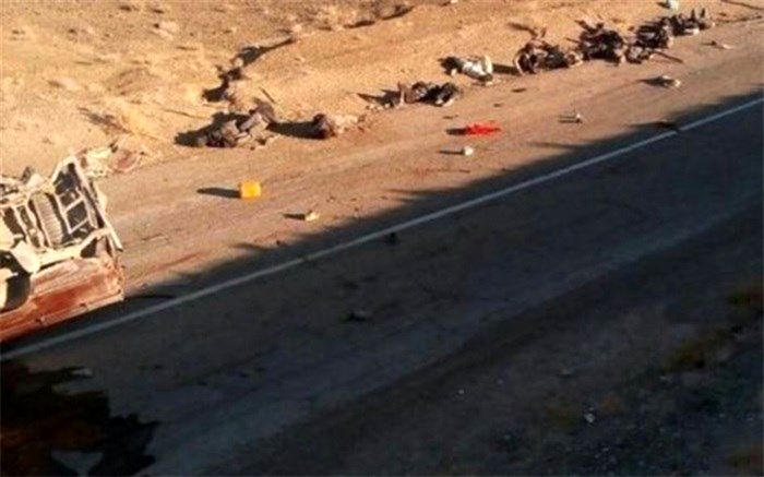 برخورد دو دستگاه خودروی وانت حامل قاچاق انسان موجب کشته و زخمی شدن 49 نفر شد