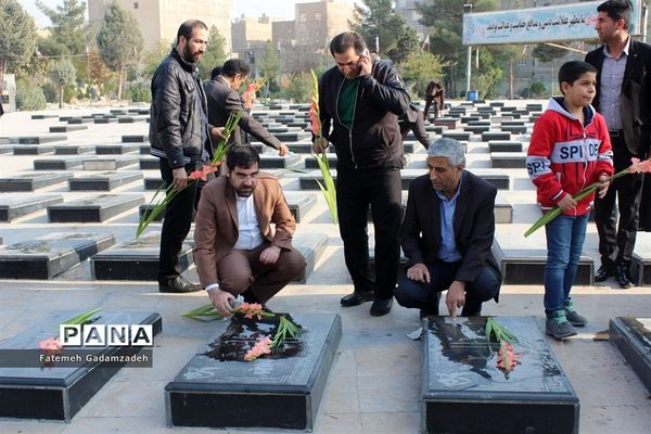 عطر افشانی مزار شهدای شهرستان اسلامشهر به مناسبت افتتاح هفته فرهنگی