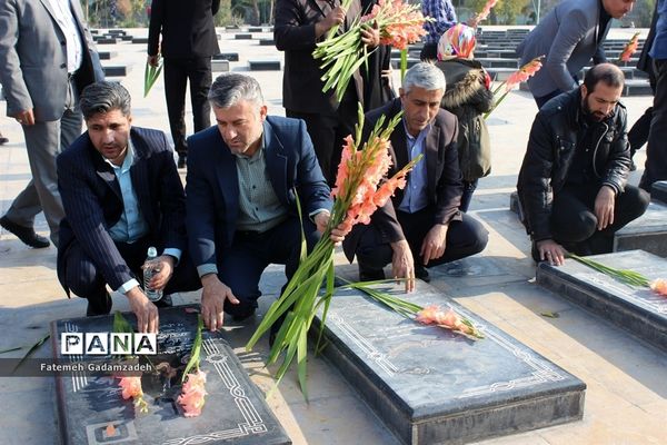 عطر افشانی مزار شهدای شهرستان اسلامشهر به مناسبت افتتاح هفته فرهنگی