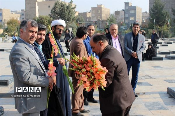 عطر افشانی مزار شهدای شهرستان اسلامشهر به مناسبت افتتاح هفته فرهنگی