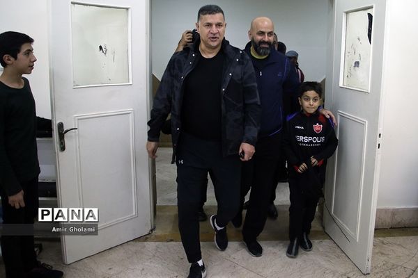 دیدار تیم منتخب قهرمانان ملی فوتبال با متخب تیم‌های محله هرندی