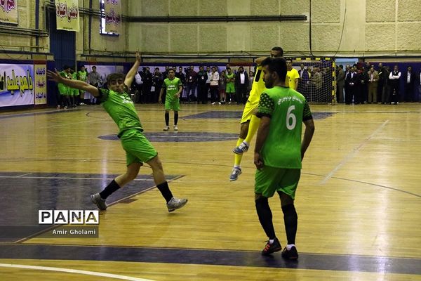 دیدار تیم منتخب قهرمانان ملی فوتبال با متخب تیم‌های محله هرندی