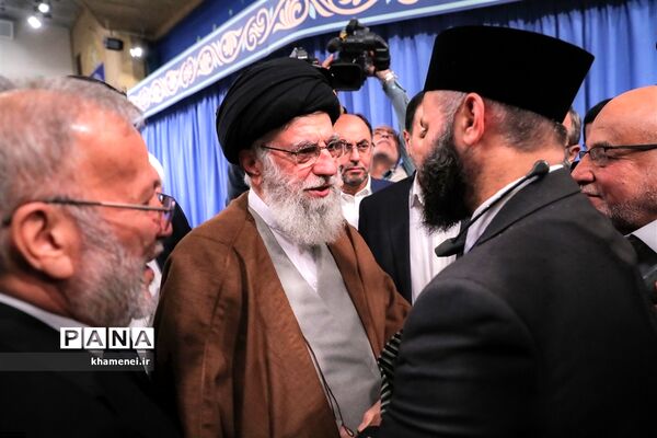 دیدار مسئولان نظام و میهمانان کنفرانس وحدت اسلامى‌ با مقام معظم رهبری