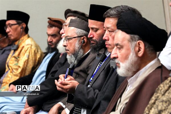 دیدار مسئولان نظام و میهمانان کنفرانس وحدت اسلامى‌ با مقام معظم رهبری