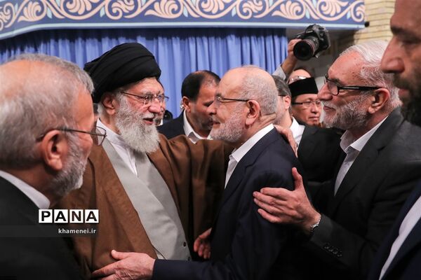 دیدار مسئولان نظام و میهمانان کنفرانس وحدت اسلامى‌ با مقام معظم رهبری