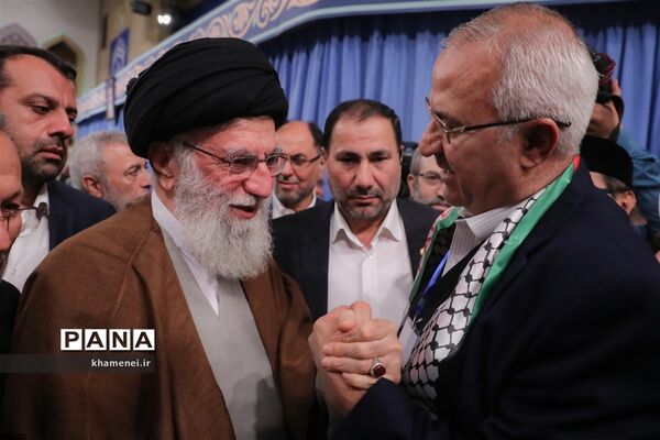 دیدار مسئولان نظام و میهمانان کنفرانس وحدت اسلامى‌ با مقام معظم رهبری
