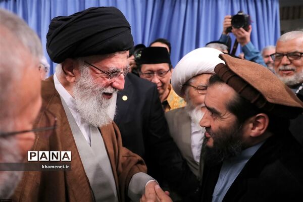 دیدار مسئولان نظام و میهمانان کنفرانس وحدت اسلامى‌ با مقام معظم رهبری