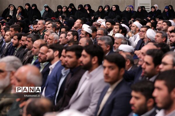 دیدار مسئولان نظام و میهمانان کنفرانس وحدت اسلامى‌ با مقام معظم رهبری