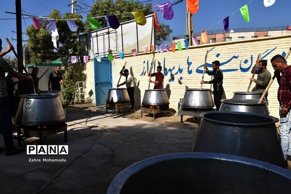پخت و توزیع شله‌زرد در شیراز به مناسبت آغاز امامت حضرت مهدی (ع)