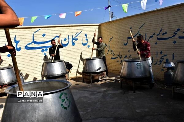پخت و توزیع شله‌زرد در شیراز به مناسبت آغاز امامت حضرت مهدی (ع)