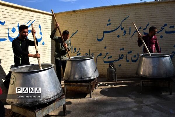 پخت و توزیع شله‌زرد در شیراز به مناسبت آغاز امامت حضرت مهدی (ع)