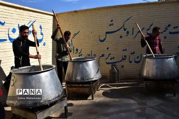 پخت و توزیع شله‌زرد در شیراز به مناسبت آغاز امامت حضرت مهدی (ع)