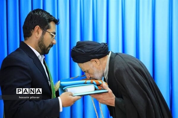حضور خادمان و پرچم متبرک مسجد مقدس جمکران در دفتر نماینده ولی فقیه استان خراسان جنوبی