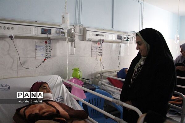 عیادت مدیر سازمان دانش آموزی خراسان جنوبی از پیشتازان حادثه دیده