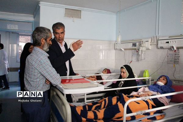 عیادت مدیر سازمان دانش آموزی خراسان جنوبی از پیشتازان حادثه دیده