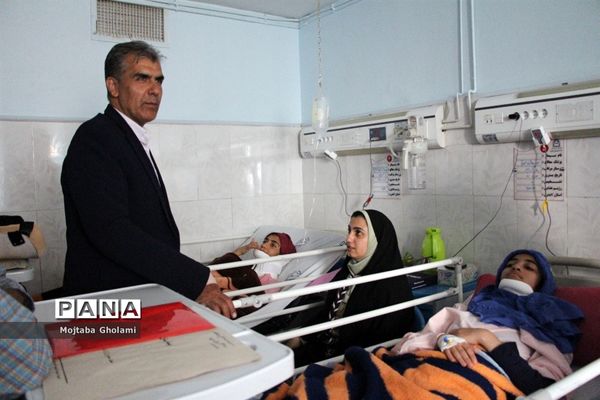 عیادت مدیر سازمان دانش آموزی خراسان جنوبی از پیشتازان حادثه دیده
