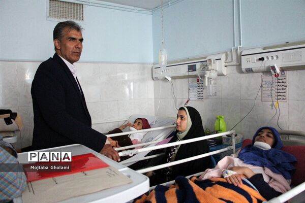 عیادت مدیر سازمان دانش آموزی خراسان جنوبی از پیشتازان حادثه دیده