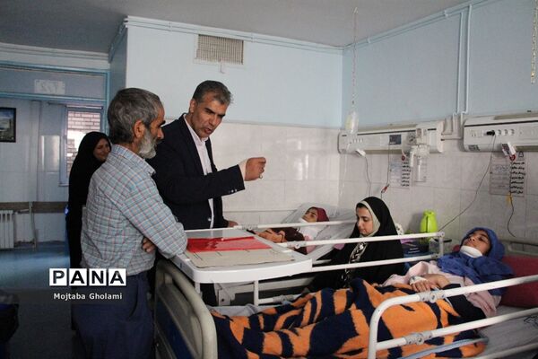 عیادت مدیر سازمان دانش آموزی خراسان جنوبی از پیشتازان حادثه دیده