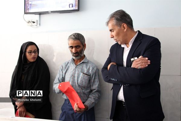 عیادت مدیر سازمان دانش آموزی خراسان جنوبی از پیشتازان حادثه دیده