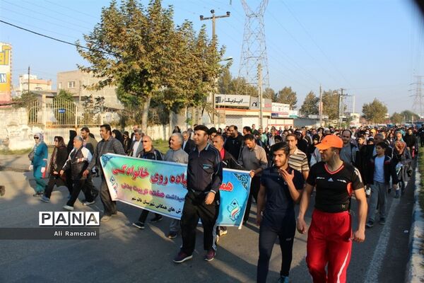 همایش پیاده‌روی خانوادگی در قائمشهر
