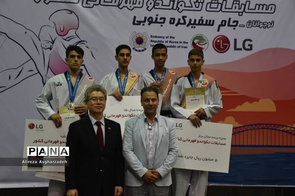 اهدای مدال مسابقات تکواندو قهرمانی کشور